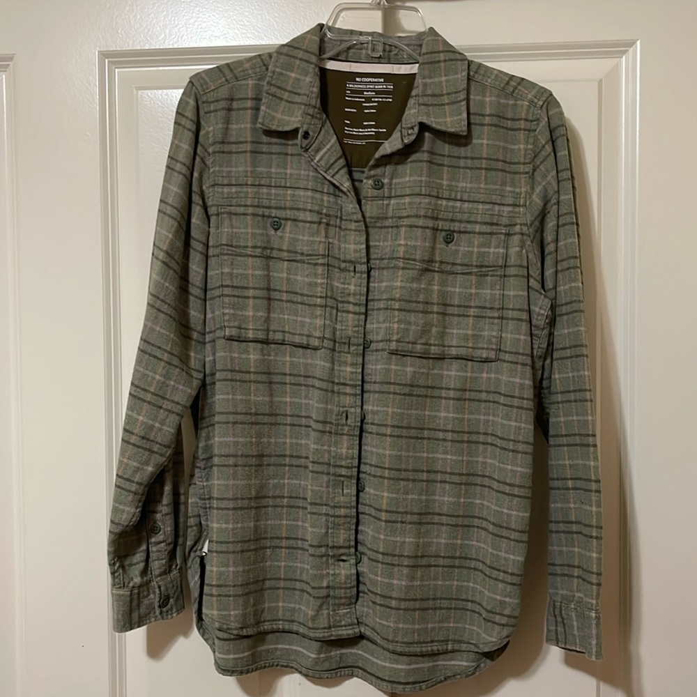 REI brand flannel long sleeve shirt. Green and tan plaid. Women’s medium